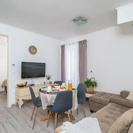 Rooms&apartments Tomić Stone Harbor